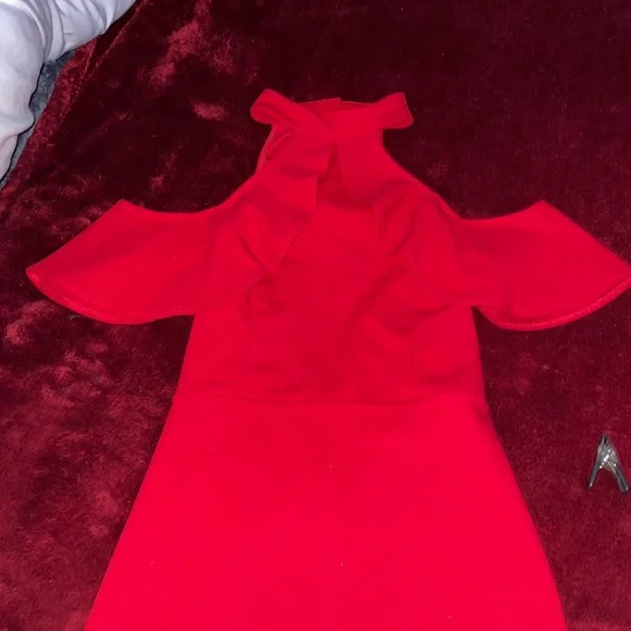 Elegant Red Off-Shoulder Dress - Picture 10 of 10